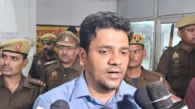 झांसी के जिला मजिस्ट्रेट अविनाश कुमार.