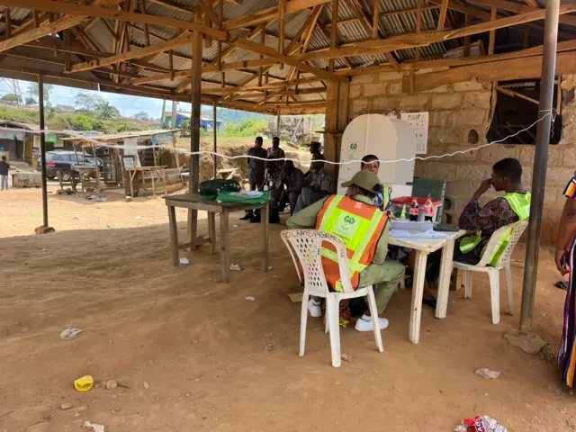 Inec adhoc staff siddon by dia polling unit as voters no too turn out