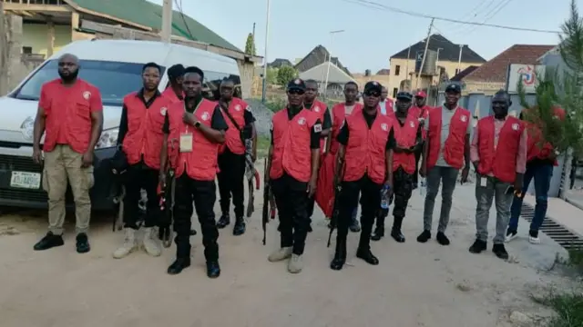 EFCC men wey wear red jacket wit black for Ondo