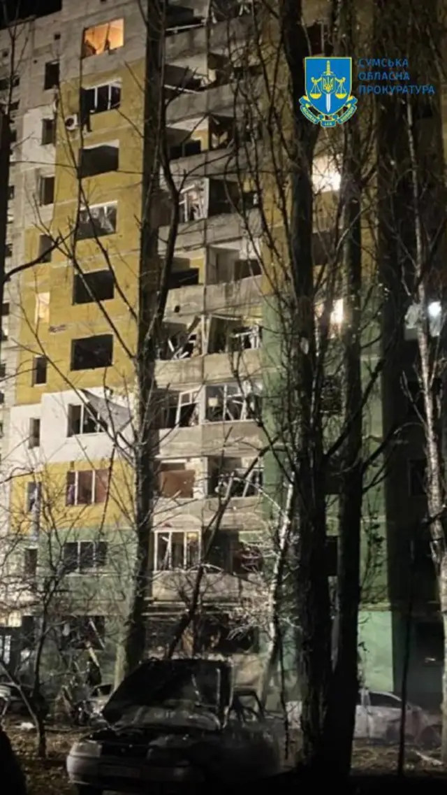 Поврежденное здание в Сумах