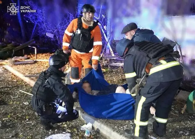 Эвакуация пострадавших из поврежденного в результате ракетного удара дома в Сумах