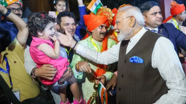नाइजीरिया में भारतीय समुदाय से मुलाकात करते नरेंद्र मोदी