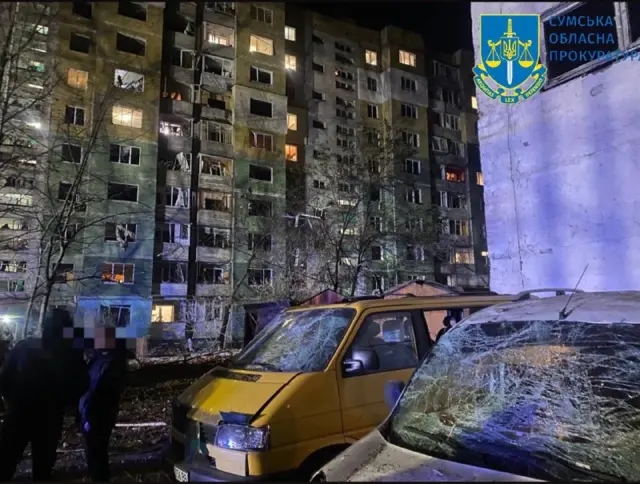 Поврежденное здание в Сумах