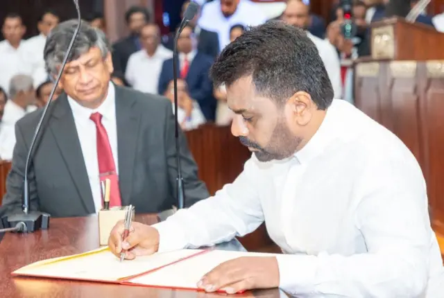 නව රජයේ කැබිනට් මණ්ඩලය දිවුරුම් දීම ජනාධ්පති අනුර කුමාර දිසානායක ඉදිරියේ නොවැම්බර් 18 සඳුදා උදෑසන 10ට ජනාධිපති ලේකම් කාර්යාලයේදී සිදු කිරීමට නියමිත ය.