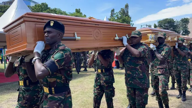 Wanajeshi wakiwa wamebeba miili