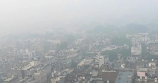 Hayakin masana'antu a birnin Delhi