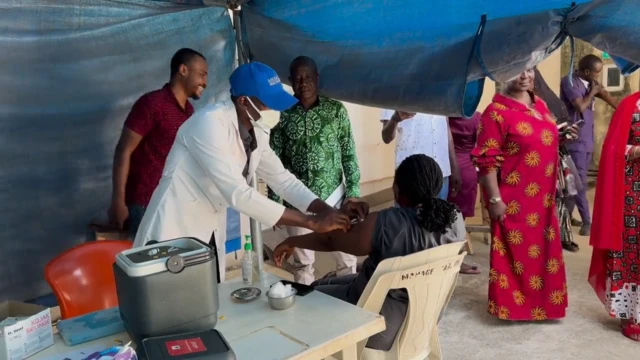Onye ọrụ ahụike a na-agbata ọgwụ mgbochi Mpox