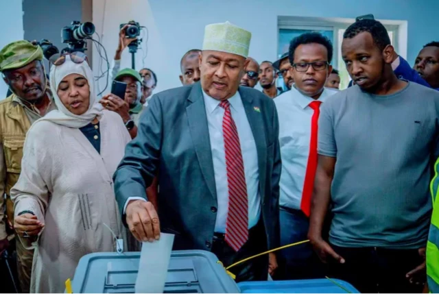Abdirahman Mohamed Abdillahi (Irro) da tawagarsa yana kaɗa ƙuri'a
