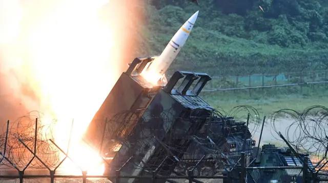 रूस के रक्षा मंत्रालय ने कहा है कि मिसाइल के कुछ हिस्सों के गिरने के कारण एक सैन्य ठिकाने में आग लग गई