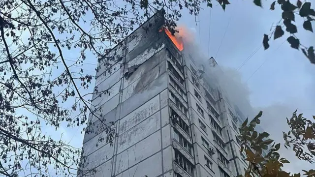 В Киеве в результате падения обломков дрона загорелся жилой дом, сообщают власти