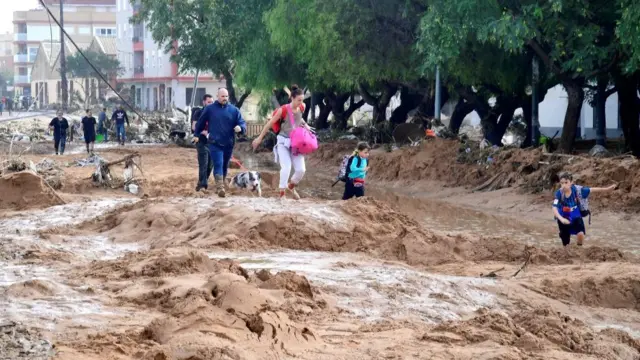 स्पेन में आई बाढ़ से उपजे हालात का दृश्य