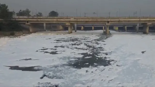 दिल्ली के कालिंदी कुंज में यमुना में जमी मोटी झाग की परत
