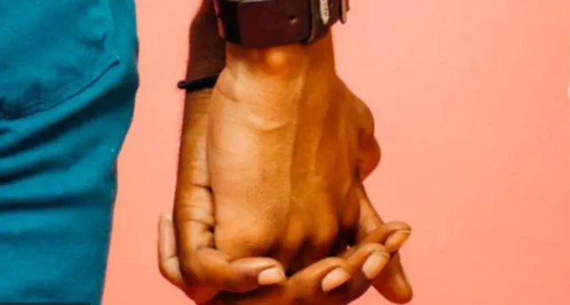 An riƙe hannaye