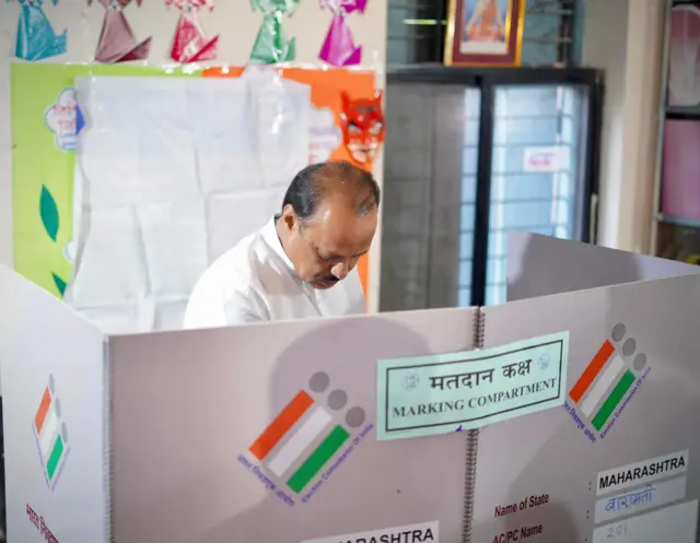 अजित पवार मतदान करताना