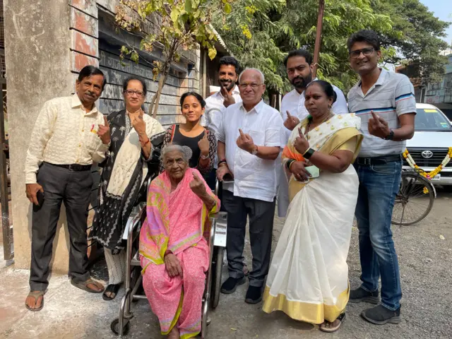 वय 102 वर्षे असणाऱ्या सांगलीतील श्रीमती इंदिराबाई कुलकर्णी यांनीही मतदानाचा हक्क बजावला.