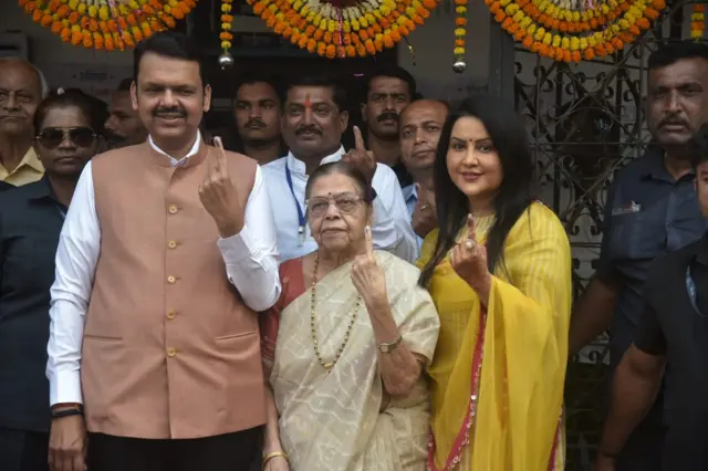देवेंद्र फडणवीस यांचं सहकुटुंब नागपुरात मतदान