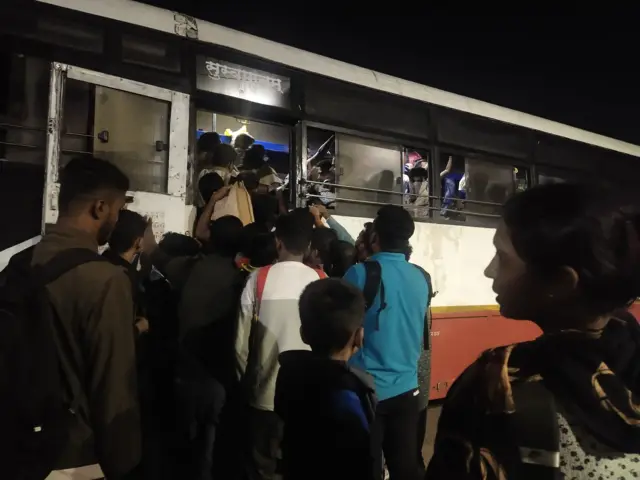 बसेसनाही मोठ्या प्रमाणावर गर्दी होती