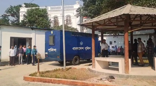 প্রিজন ভ্যানে করে আন্তর্জাতিক অপরাধ ট্রাইব্যুনালে আনা হয় আট কর্মকর্তাকে