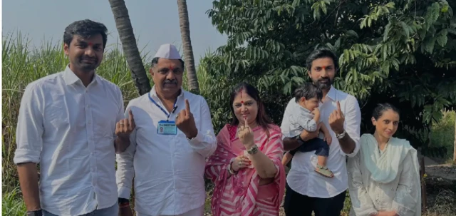 जयंत पाटील यांचं सहकुटुंब मतदान