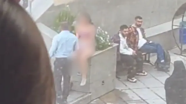 तेहरान के विश्ववविद्यालय में प्रदर्शनकारी लड़की