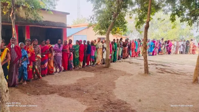 बूथवर मोठ्या रांगा