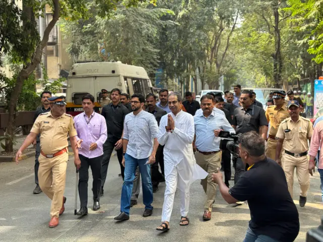 उद्धव ठाकरेंसोबत पत्नी रश्मी ठाकरे तसेच त्यांचे सुपुत्र आदित्य ठाकरे आणि तेसज ठाकरेही होते.