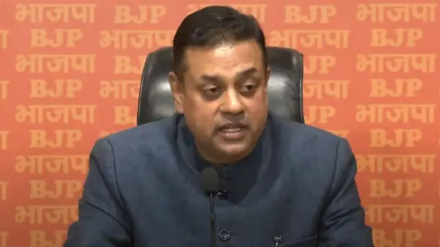 प्रेस कॉनफ़्रेंस करते हुए संबित पात्रा