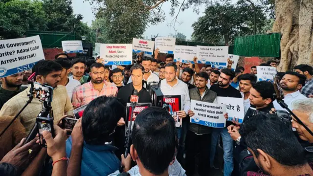 दिल्ली में प्रदर्शन करते एनएसयूआई के सदस्य