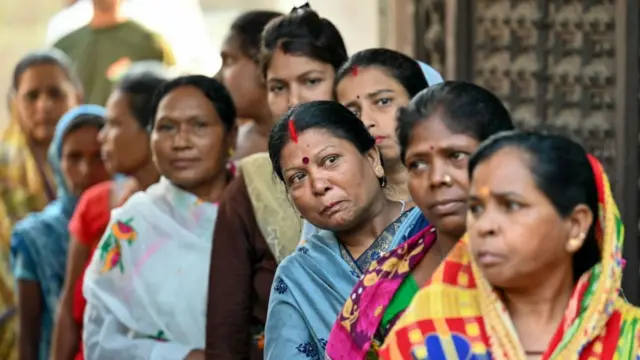 वोटिंग के दौरान महिलाएं