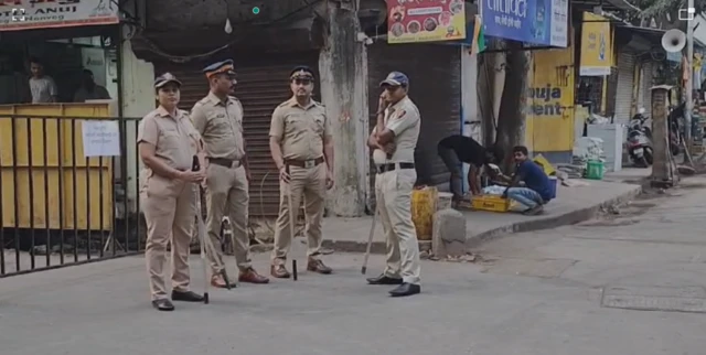 बोरीवली विधानसभा मतदान केंद्राबाहेरील दृश्य