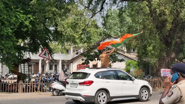 नागपूरमधील भाजप कार्यकर्ते जल्लोष करताना