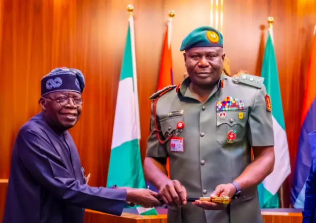 Onyeisiala Bola Tinubu na Ọchịagha Olufemi Olatubosun Oluyede