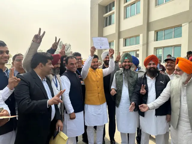 ਇਸ਼ਾਂਕ ਹੁਸ਼ਿਆਰਪੁਰ ਦੇ ਸੰਸਦ ਮੈਂਬਰ ਡਾ. ਰਾਜ ਕੁਮਾਰ ਚੱਬੇਵਾਲ ਦੇ ਪੁੱਤਰ ਹਨ