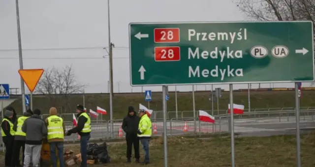 С утра субботы фермеры блокировали проезд грузовиков на пункте пропуска «Медика — Шегини»