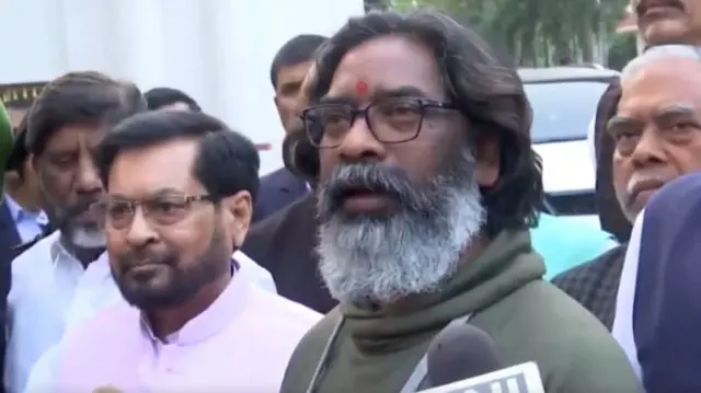 पत्रकारों को बयान देते हेमेंत सोरेन