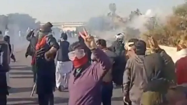 इमरान ख़ान की पार्टी के कार्यकर्ता