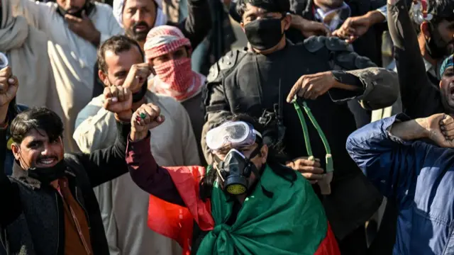 मार्च के दौरान नारे लगाते इमरान ख़ान के समर्थक