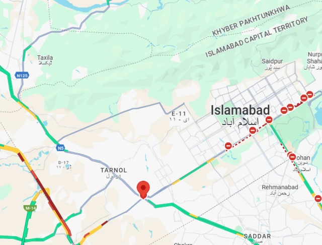 تحریک انصاف کا قافلہ مرکزی اسلام آباد میں داخل ہونے کے لیے 26 نمبر سٹاپ کے قریب ہے جہاں چار اضلاع کی پولیس مظاہرین کو روکنے کی کوشش کرے گی