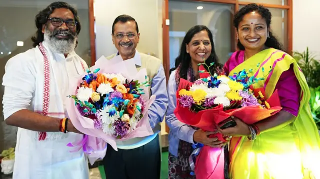 आमआदमी पार्टी नेता अरविंद केजरीवाल और उनकी पत्नी सुनीता केजरीवाल, जेएमएम नेता हेमंत सोरेन और उनकी पत्नी कल्पना सोरेन
