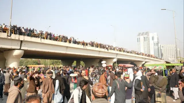 पीटीआई के कार्यकर्ता