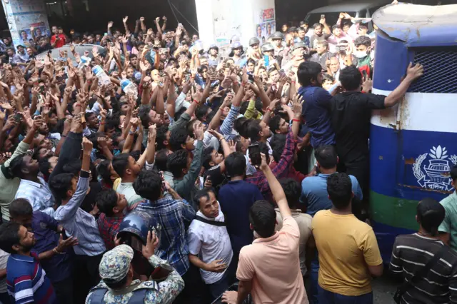 চট্টগ্রামে চিন্ময় কৃষ্ণের মুক্তির দাবিতে বিক্ষোভ ও সংঘর্ষ