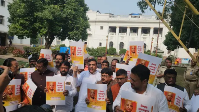 পশ্চিমবঙ্গ বিধানসভার সামনে বিক্ষোভ দেখাচ্ছেন বিজেপির বিধায়করা