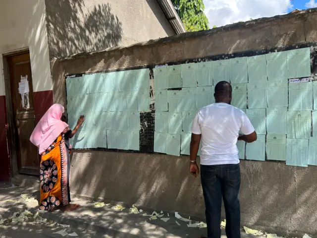 Wapiga kura wakihakiki majina