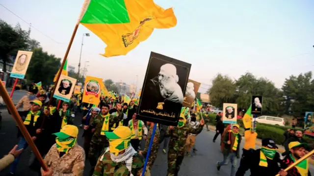 أفراد من "كتائب حزب الله" العراقية يتجمعون قبل تشييع جنازة قائد الحزب العراقي أبو مهدي المهندس، الذي قُتل في غارة جوية على مطار بغداد، في بغداد، العراق، 3 يناير/كانون الثاني 2020.