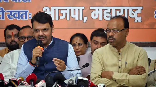 देवेंद्र फडणवीस के साथ चंद्रशेखर बावनकुले (दाईं तरफ़)