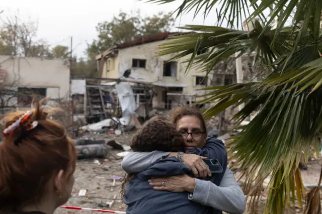 ezinaụlọ ndị Izrel mgbe ogbunigwe si Lebanon dara n'ụlọ ha dị na Rinatya, Israel n'ọnwa Novemba, abalị 24, afọ 2024 .