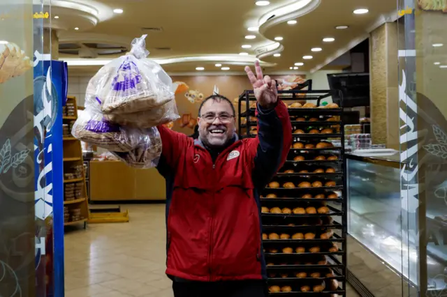 رجل يشتري الخبز في مدينة صيدا وهو في طريق عودته إلى جنوب لبنان