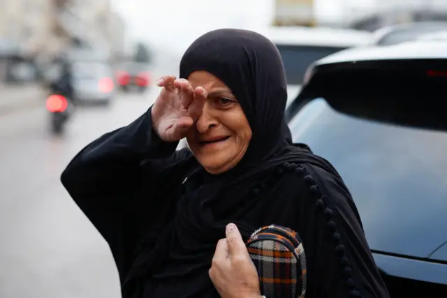 امرأة تبكي عند وصولها إلى مدينة صور، جنوب لبنان