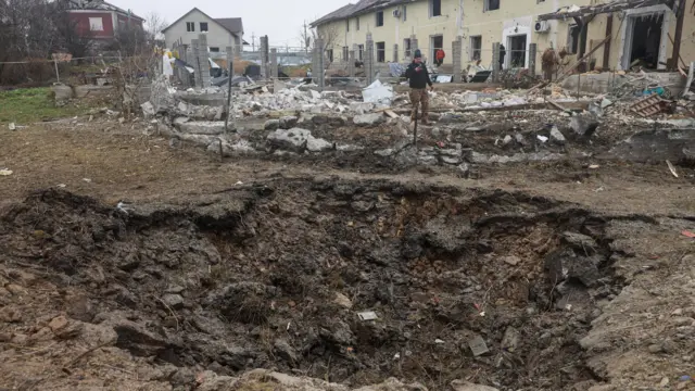 Воронка, окруженная разрушенными домами