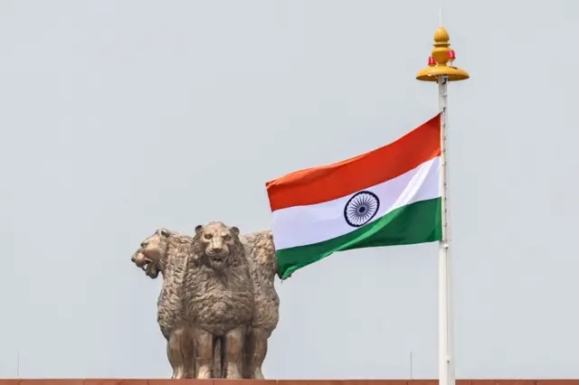 ভারতের পার্লামেন্টের ওপর পতাকা উড়ছে